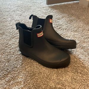 Womens Chelsea black hunter rain boots! Size 8